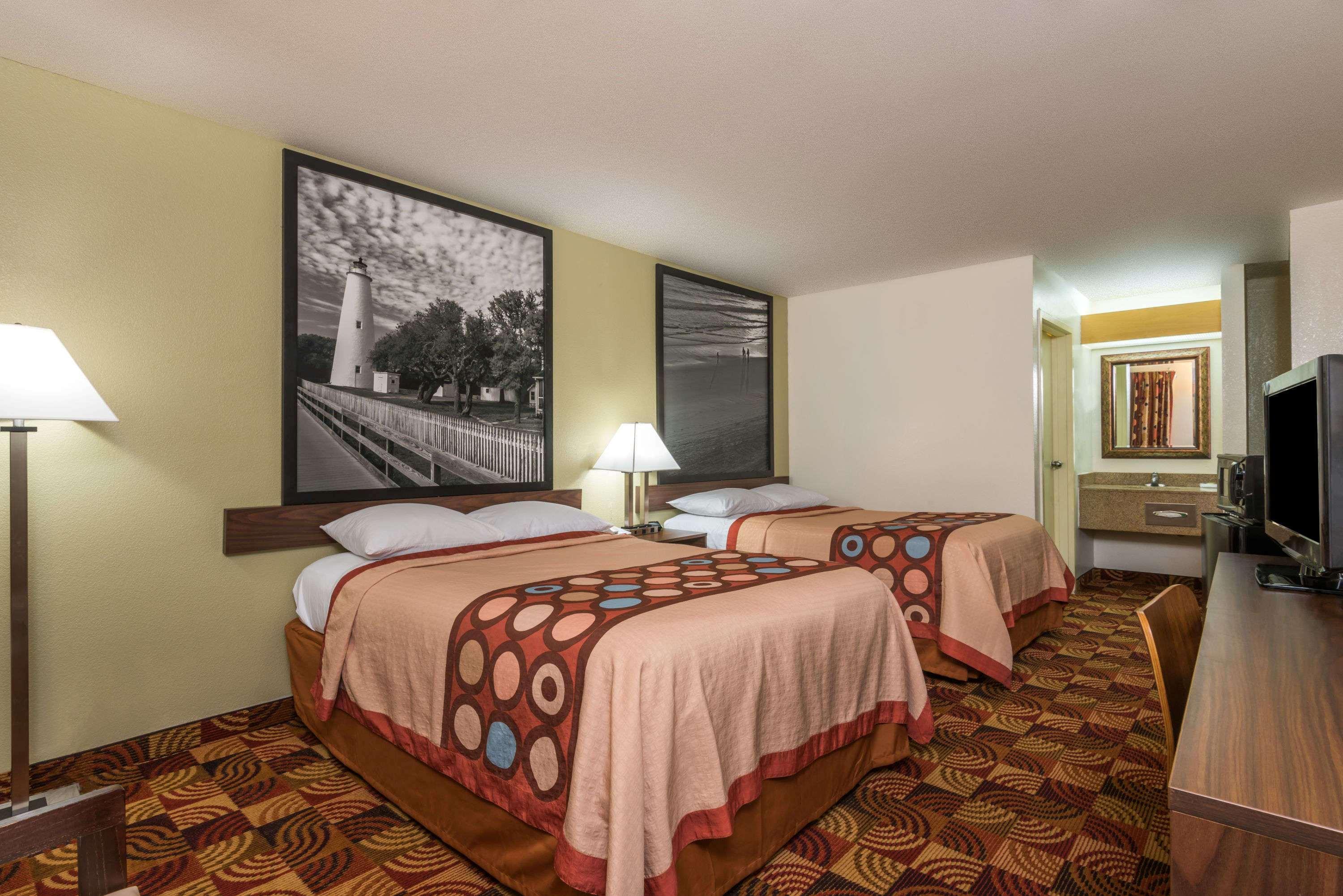 Super 8 By Wyndham Fayetteville Bagian luar foto